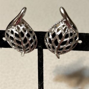 Vintage Sarah Coventry silver tone leaf shaped clip on earrings (497)